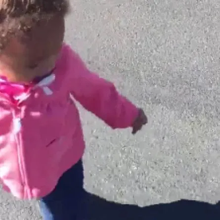 بالفيديو .. طفلة تنجو من الموت بأعجوبة بعد سقوطها من سيارة في الشارع