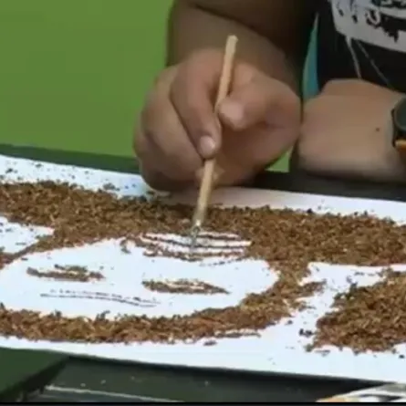 بالفيديو.. فنان يبتكر طريقة «فريدة» للتحذير من التدخين