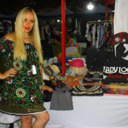 بالصور.. شقيقة ريهام سعيد تبيع الملابس وتخطف الأنظار