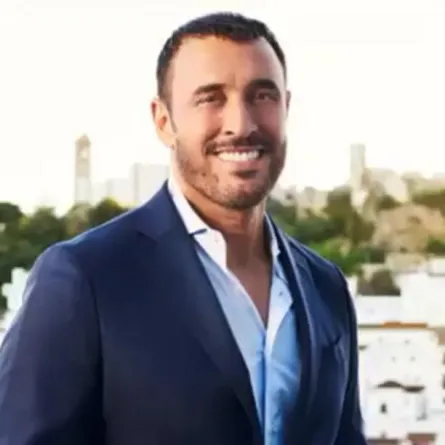 بالفيديو: من هي الفتاة صاحبة الفستان الأصفر التي لفتت كاظم الساهر؟