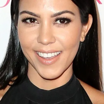 كورتني كارداشيان وصور جديدة من أمام الأهرامات