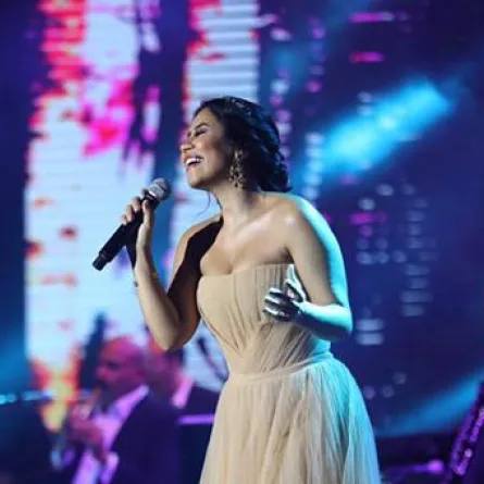 شيرين عبد الوهاب بالفيديو: أنا مش مغرورة بس بحب أشوف إني حلوة في عين جمهوري