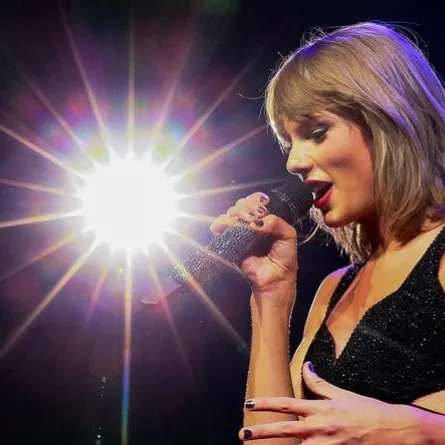 تايلور سويفت تحصل على "دولار" فقط بعد أن كسبت الدعوى القضائية