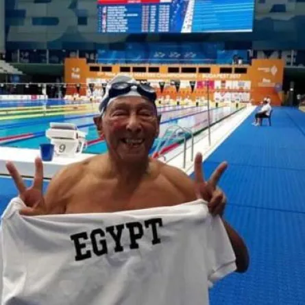 بالفيديو.. ثمانيني مصري يحرز ميدالية برونزية في بطولة العالم للسباحة