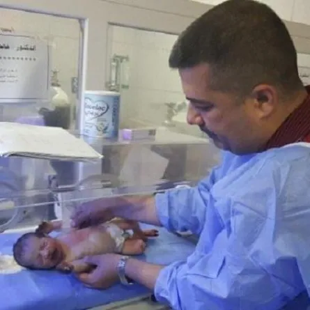 أمريكية تقطع 10 آلاف كيلومتر لتبني الطفلة العراقية "المعجزة"