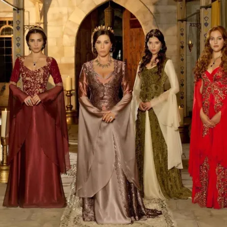 بالصور: مريم أوزيرلي وبيرين سات أبرزهن... نجمات تركيات نجحن بدور السلطانة