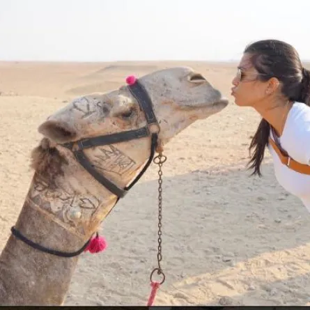 بالصور.. كورتني كارداشيان تقبّل الجمل في مصر