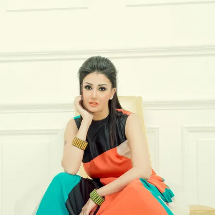 بالصور: غادة عبد الرازق إلى اليونان فهل تعود قبل محاكمتها؟