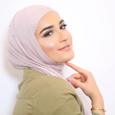 دلال الدوب ب فساتين عصرية للـ محجبات