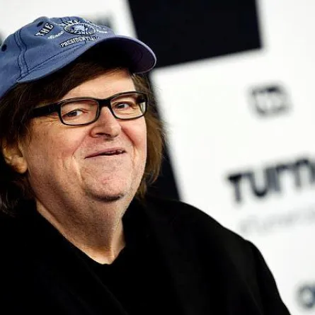 المخرج مايكل مور يدعو الى الإحتجاج: ترامب سيقتلنا جميعاً!!