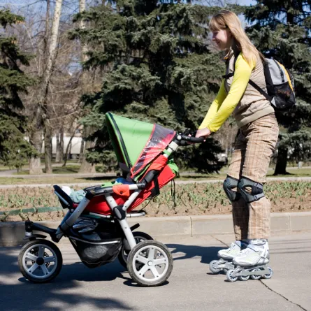 بالفيديو.. نجاة أم وطفلها من الموت المحقق