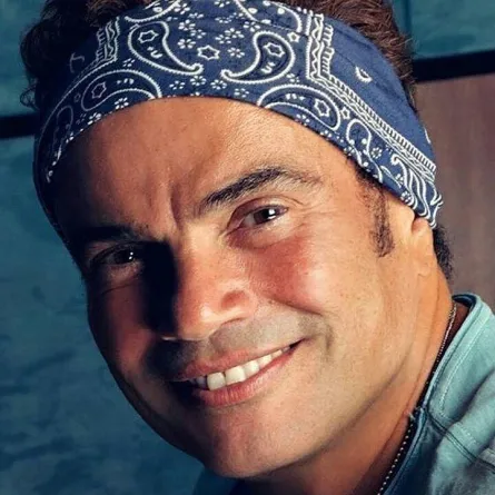 إبن عم زينة عاشور يحذف صورتها مع عمرو دياب رغم نفي الإنفصال