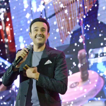 صابر الرباعي بـ"بساطة" يحتل قلوب اللبنانيين في مهرجانات إهمج