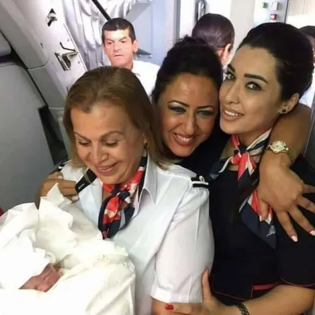 امرأة تونسيّة تلد على متن طائرة.. ماذا سيكسب المولود؟