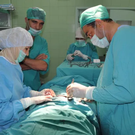 أول عملية استئصال ورم بالنخاع الشوكي في مستشفى شرق جدة