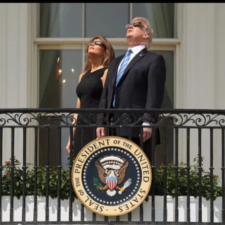 بالفيديو: ترامب وميلانيا يستمتعان بمشاهدة كسوف الشمس