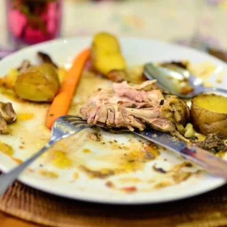 عضو شورى يطالب بتغريم تاركي فائض الطعام في الأطباق