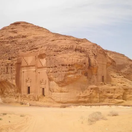 "مدائن صالح" موقع أثري سعودي يستحق الزيارة