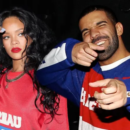 دريك يرتدي جوارب ريهانا