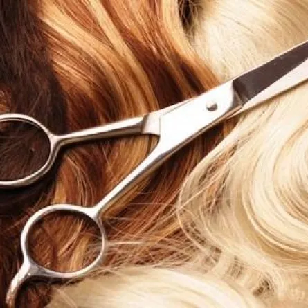 حلق شعر ابنته بالكامل لمنعها من الزواج!