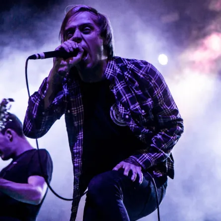 نجم بريطاني يوقف حفله بسبب حادثة "تحرش"