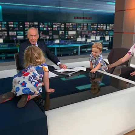 بالفيديو.. طفلة تخطف الأضواء من مذيع شهير وتضطره لإنهاء برنامجه