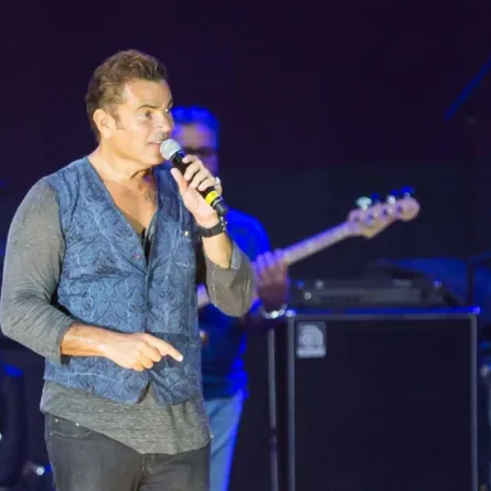 بالفيديو والصور: طفل يخطف الأنظار في حفل عمرو دياب والسبب