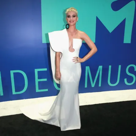  ازياء الـ نجمات الشابات في جوائز " ام تي في"