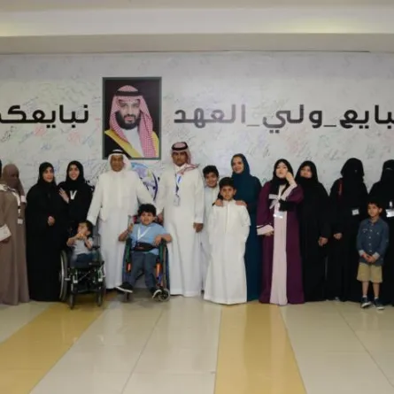الأمير فيصل بن سلطان يكرم فريق "إحنا نقدر"، والطفل صاحب أكبر جدارية!