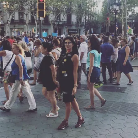 بالصور .. جيني اسبر تؤكد أنها ليست خائفة في برشلونة