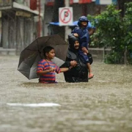 الفيضانات توقف الحياة في مدينة مومباي الهندية