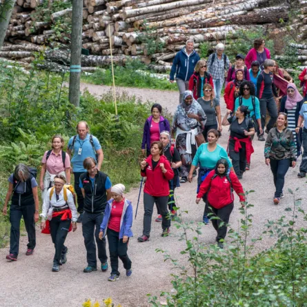 ملكة النرويج ترافق نساء لاجئات في نزهة إلى الغابة