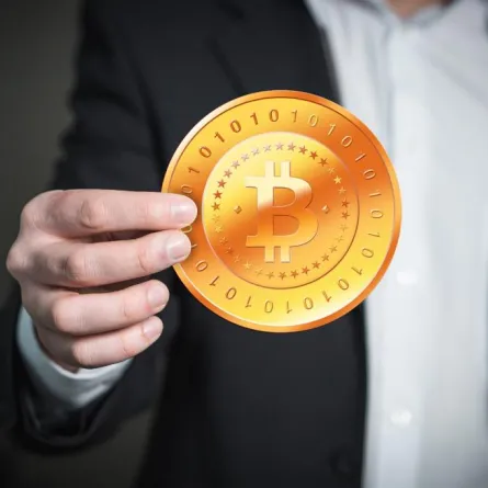 تاريخ النقود.. من المقايضة إلى الإسورة الإلكترونية