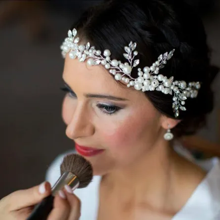 سعودية تزيِّن 100 عروس مجاناً