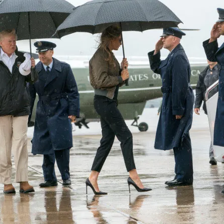 بالصور: حذاء ميلانيا ترامب يخطف الأنظار من إعصار "هارفي"