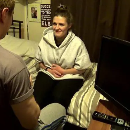 بالفيديو.. شاب يضع لحبيبته عنكبوتاً بدلاً من خاتم الخطوبة