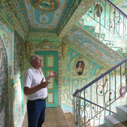 رجل يمضي 16 عامًا في تجديد درج بنائه!