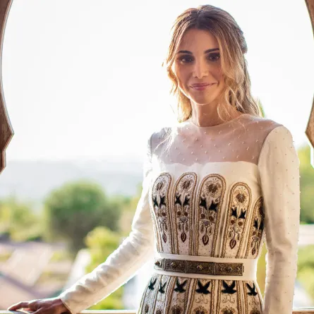 الملكة رانيا في عيد ميلادها.. تزداد تألقاً