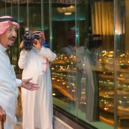 بالصور: الملك سلمان بن عبدالعزيز يصل الى منى ليشرف على راحة الحجاج
