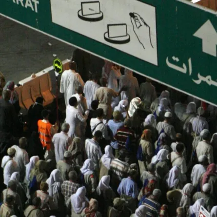 في أول أيام عيد الأضحى المبارك ...الحجاج يرمون جمرة العقبة