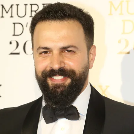 الغموض يلف أخبار تيم حسن وهكذا يفضل الرد على الشائعات؟