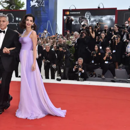 أمل علم الدين تخطف الأنظار في مهرجان البندقية!