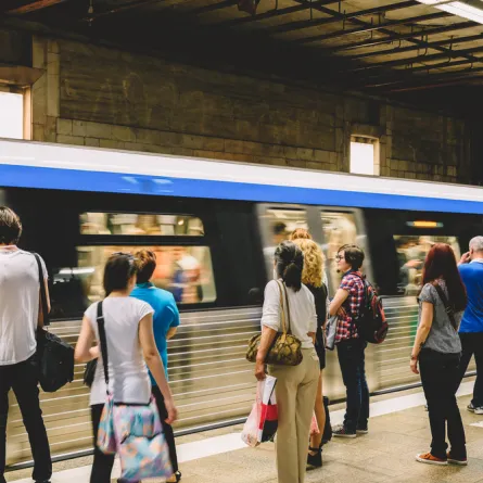 بالصور.. تصرفات غريبة لأشخاص على مترو الأنفاق