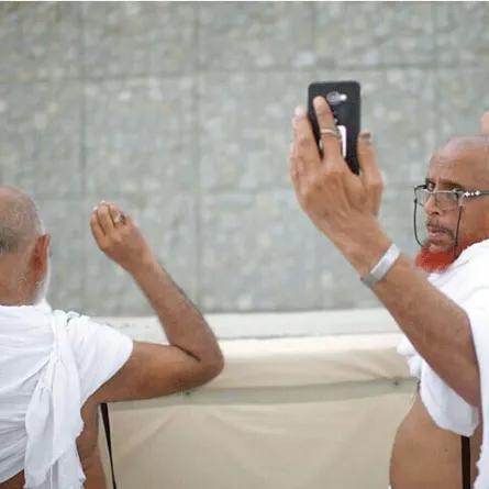  حجاج يوثقون مناسكهم  بصور سيلفي عبر الاجهزة الذكية