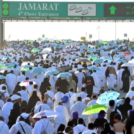 في ثالث أيام التشريق..الحجاج يرمون الجمرات الثلاث