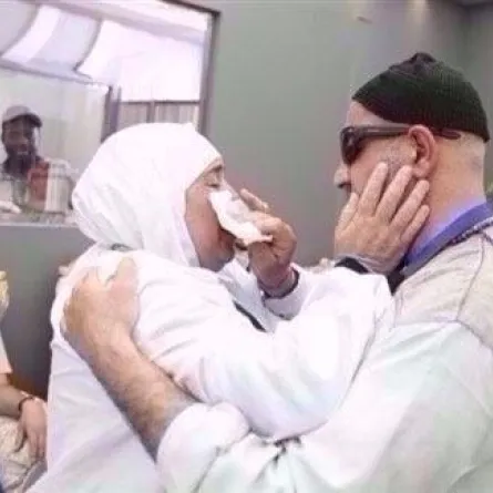 بالفيديو: بعد 15 عامًا من الفراق..جمعهما الحج