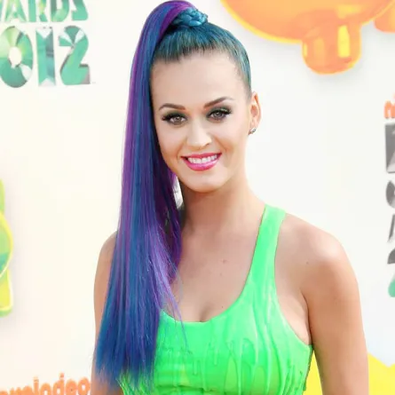 تسريحات شعر النجمات بـ الوان قوس قزح 