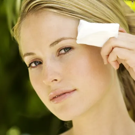 مناديل إزالة المكياج قد تقضي على بشرتك !