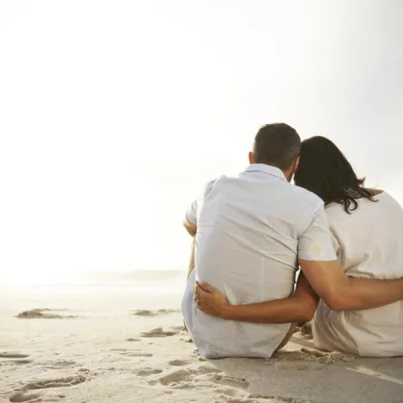 وفاءً لزوجته رجل يرتدي قميصاً منذ 18 عاماً