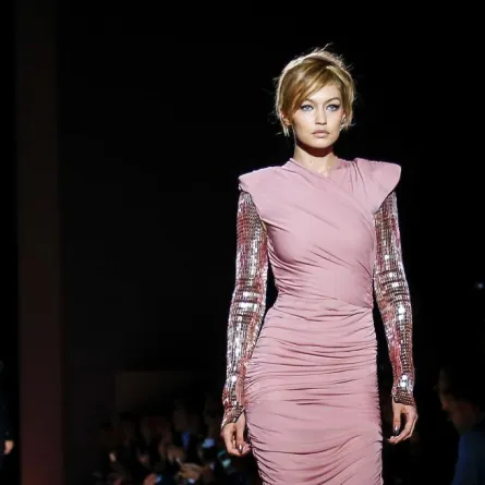 فستان جيجي حديد في أسبوع نيويورك للموضة يشغل الجميع!